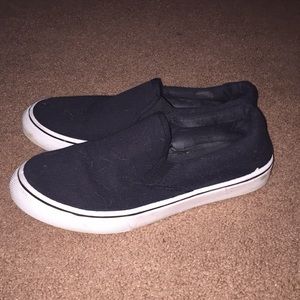 Black shoes. Size 6 but they fit a size bigger.